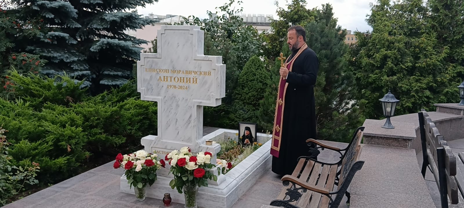 Отац Драган Максимовић служио помен на гробу Епископа Антонија