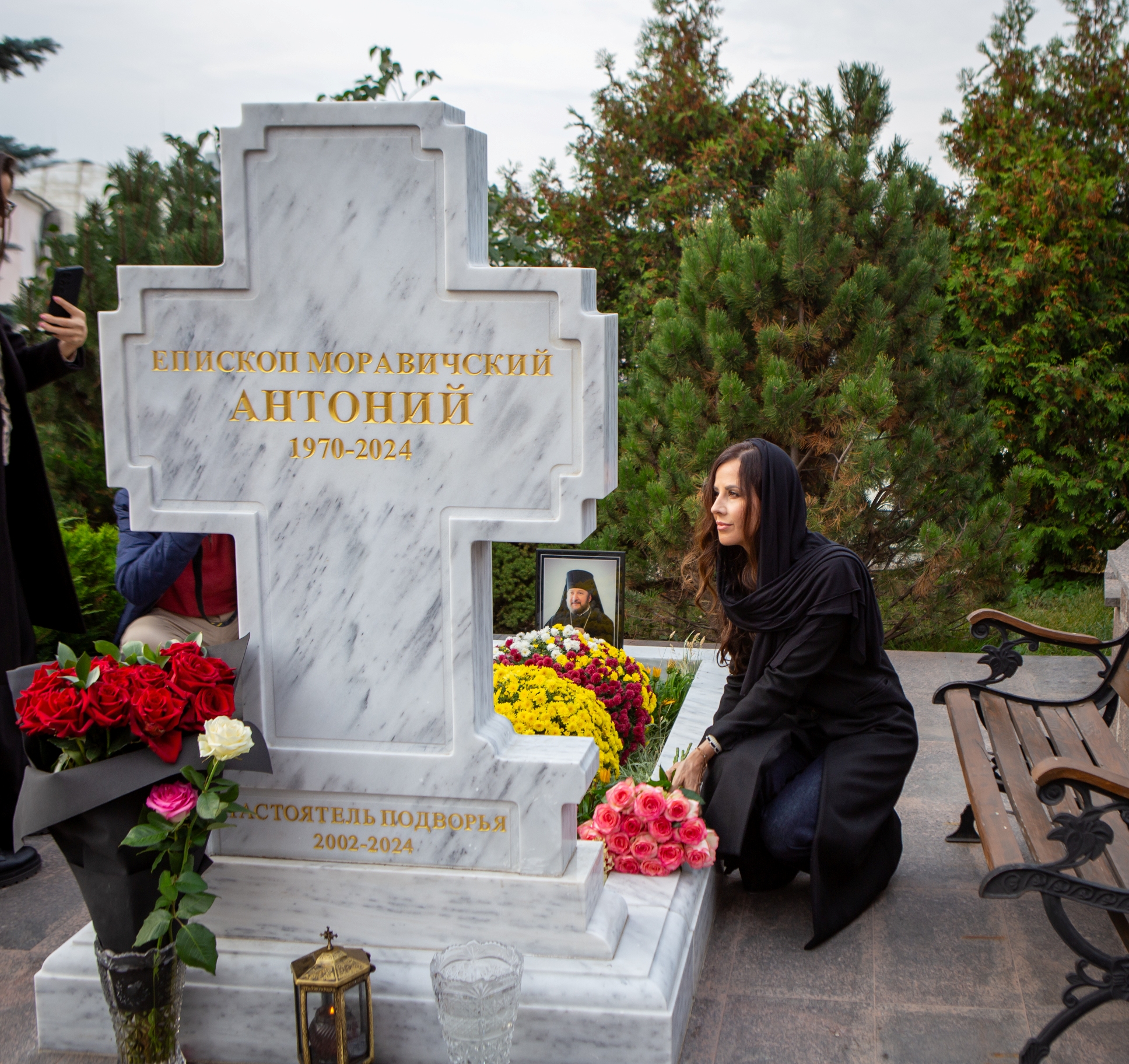 Супруга Председника Србије Тамара Вучић на гробу Епископа Антонија (Пантелића)