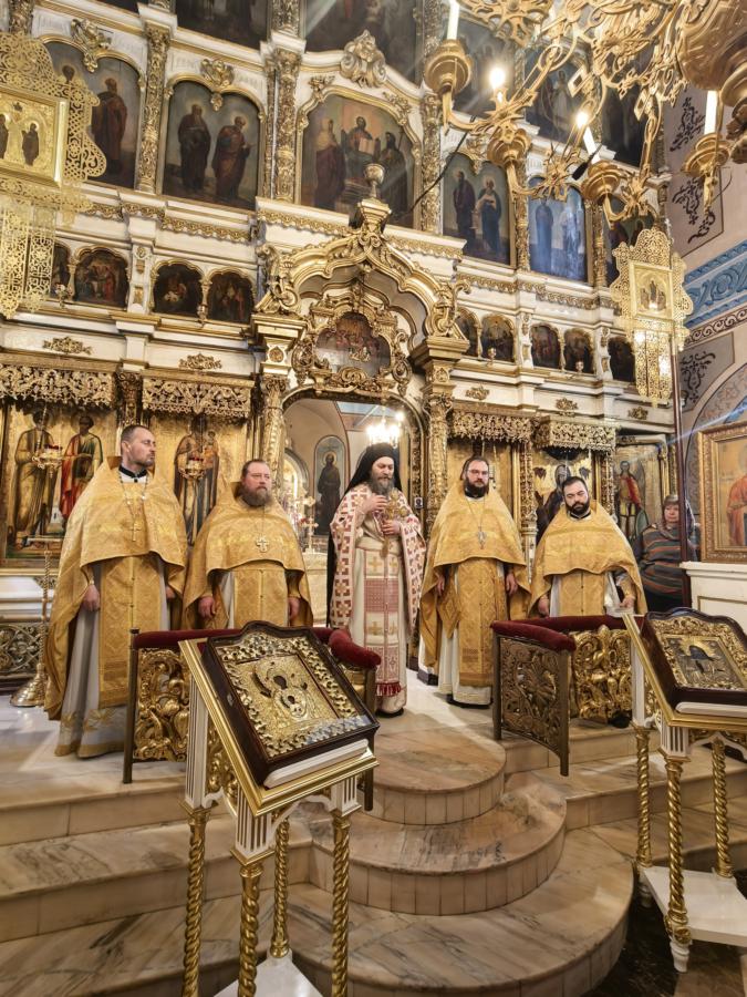 Игуман Хиландара на гробу Епископа Антонија