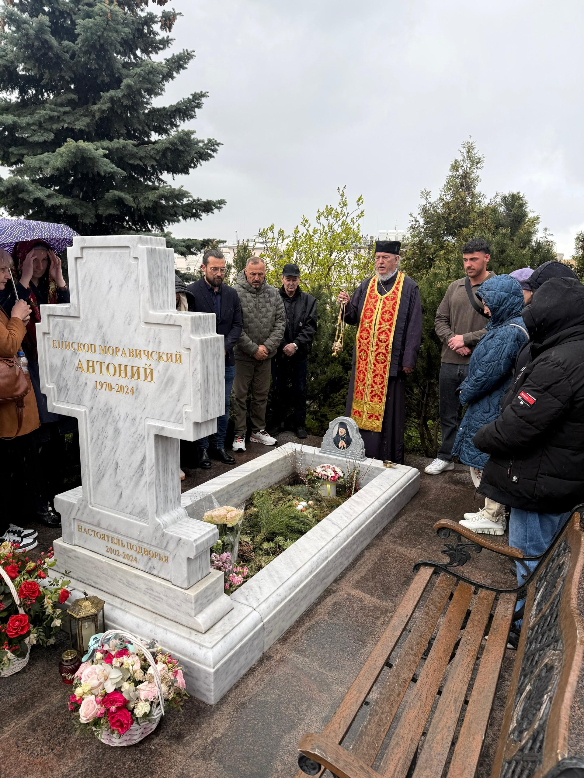 Верници из Линца (Аустрија) на гробу Владике Антонија