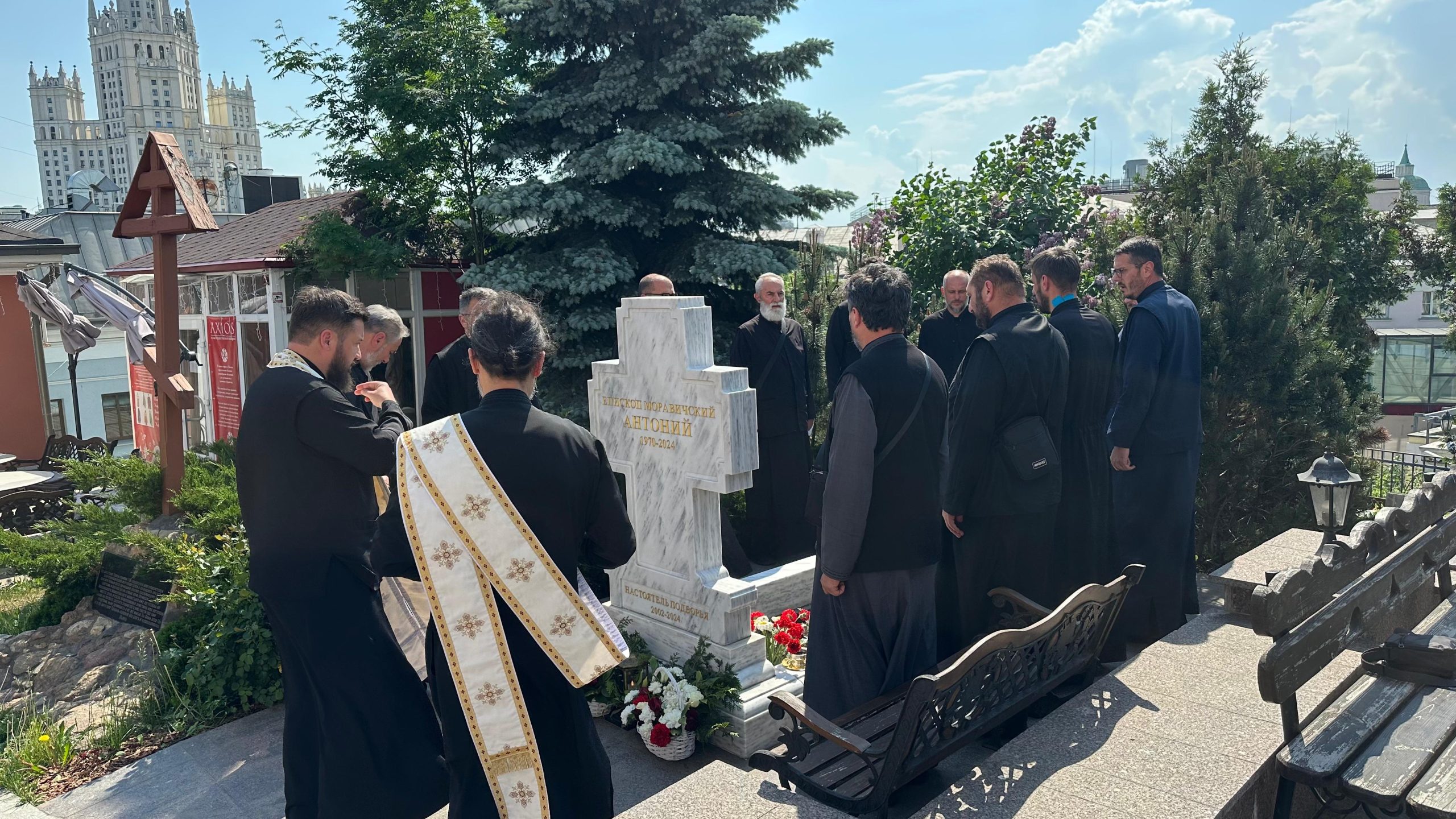 Свештенско епархије ваљевске на гробу Владике Антонија